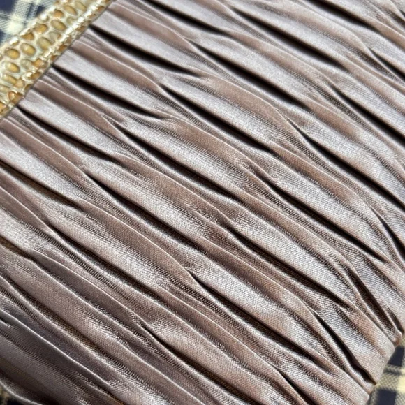 Coach Madison wristlet, limited edition in a  pleated satin design - Picture 12 of 14